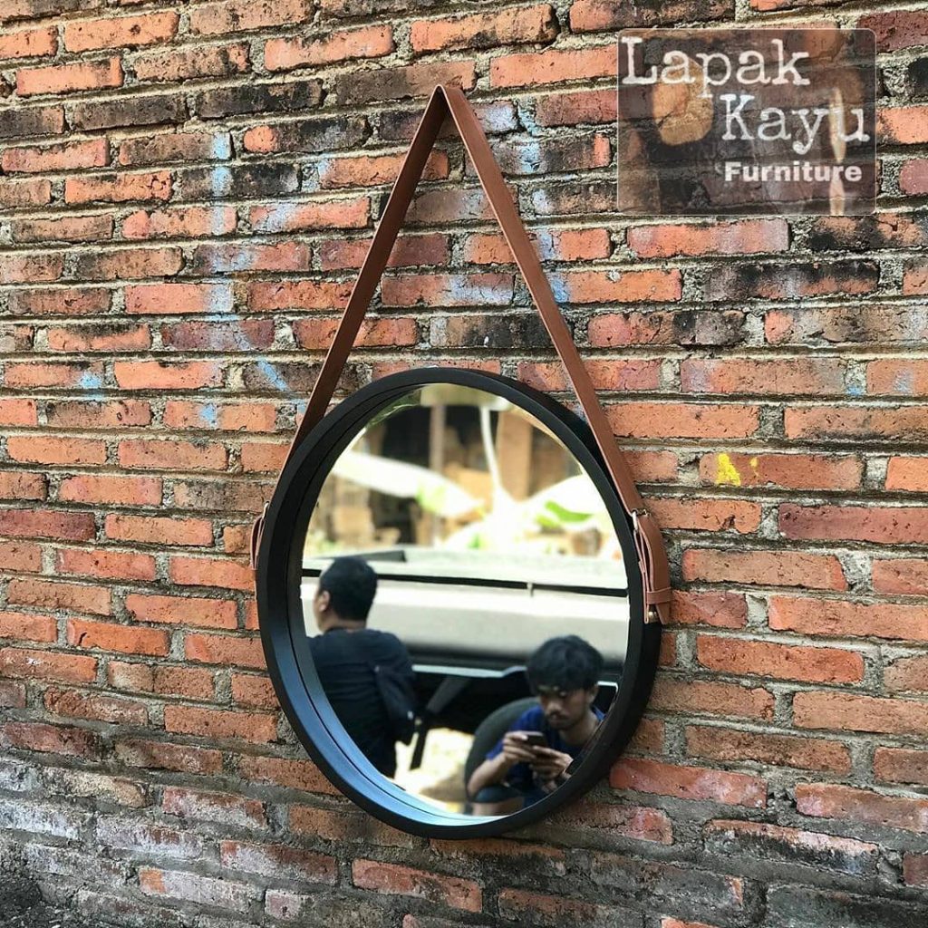 Round Mirror Black Mamba